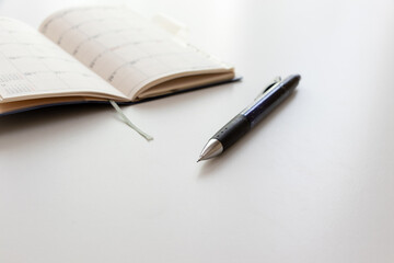 開いた手帳とボールペン