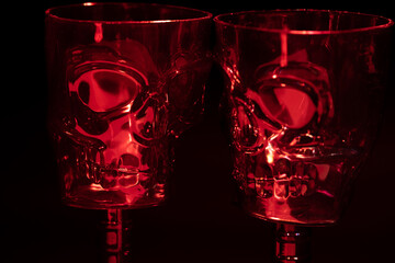 2 copas de calavera de plástico iluminadas de color rojo