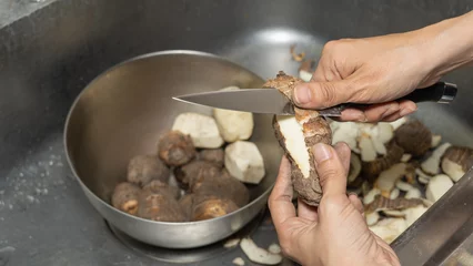 Foto auf Leinwand 日本の里芋の皮を剥く。 © aomas