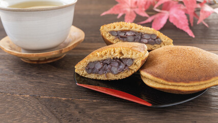 和菓子のどら焼きと緑茶｜紅葉と秋のイメージ
