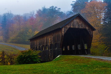 Fototapeta na wymiar old barn in autumn
