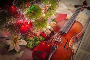 Concepto de navidad con violín y arbolito navideño.