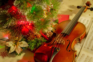 Fototapeta na wymiar Concepto de navidad con violín y arbolito navideño.