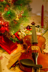 Concepto de navidad con violín y arbolito navideño.
