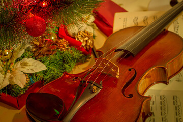 Concepto de navidad con violín y arbolito navideño.