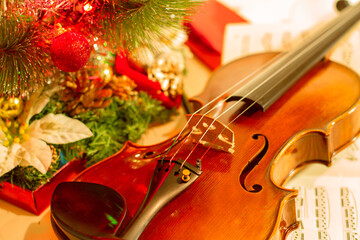 Concepto de navidad con violín y arbolito navideño.