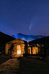 Stargazing comet Neowise from old cabin in the mountains © Ben