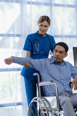 Obraz premium A doctor or physical therapist examines the injured arm. stretching Pain physiotherapy in the clinic