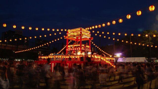 夏祭りの盆踊り