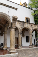 Fototapeta na wymiar building with arcades, golden roman columns, white wall facade, latin america