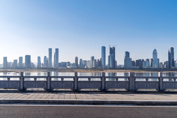 Obraz premium Clean highway leading to the city's financial district