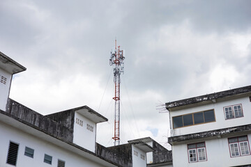 Fototapeta na wymiar Mobile network towers are installed on the back of the building.