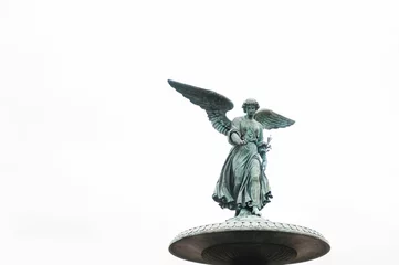 Foto op Plexiglas Historisch monument Close-up van het beeldhouwwerk van de Bethesda-fontein (Angel of the Waters) geïsoleerd op een witte achtergrond
