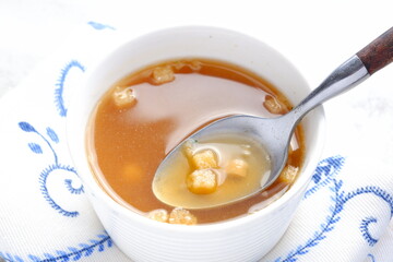 熱々のオニオンコンソメスープ