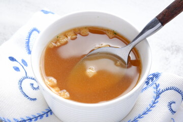 熱々のオニオンコンソメスープ