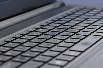 ノートパソコンで仕事をする