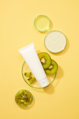  petri with pickled Kiwi, Kiwi juice, cream, and texture cream are garnished with a few slices of fresh Kiwi.