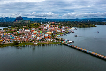 Fototapeta na wymiar Guatapé aus der Luft: Ein atemberaubender Blick auf eine wunderschöne Landschaft