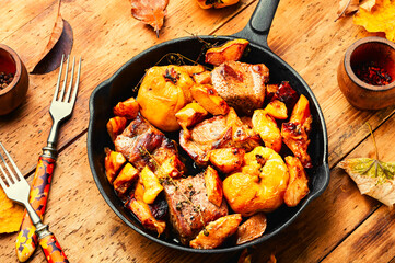 Pork cooked with autumn quince.