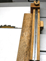 Do It Yourself cross cutting sled for tablesaw, made with wood and aluminium.