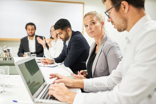 Gesch&auml;ftsleute arbeiten zusammen mit Laptop Computer