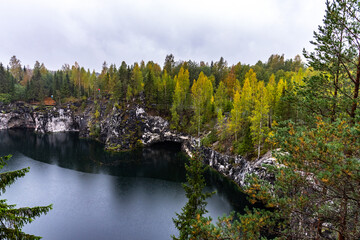 Obraz premium Panoramic autumn view of Marble Lake in Ruskeala Park in Karelia, Russia. Aerial autumn view of Grand Marble Canyon of Ruskeala mountain park in Karelia, Russia. Popular tourist attraction.