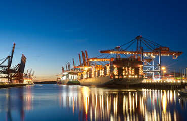 Fototapeta na wymiar Hamburg Containerterminal zur blauen Stunde