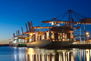 Fototapeta na wymiar Hamburg Containerterminal zur blauen Stunde