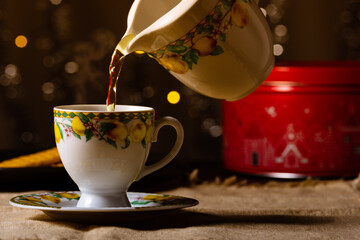 Sirviendo el te en taza de ceramica en navidad