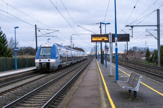 Train r&eacute;gional en gare