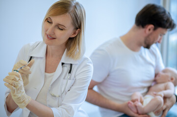 Obraz premium Female pediatrician preparing to vaccinate a newborn baby