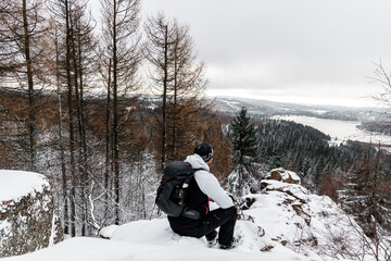 Wanderer am Aussichtspunkt im WInter