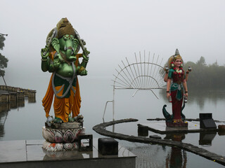Ganesha Statue im nebel, mystisch, mauritius