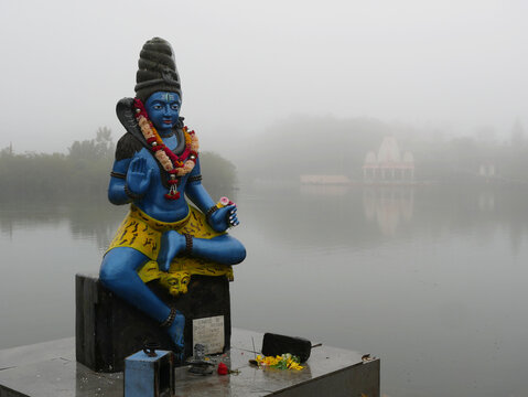 shiva statue im nebel, mystisch, mauritius