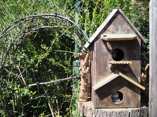 梟の置物が入っている巣箱