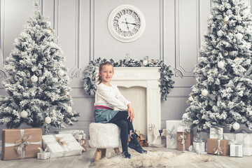 Weihnachten Xmas mit Tannenbäumen Schnee, Kamin, Geschenken und kleines Mädchen. Weihnachtsset...