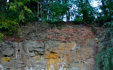reinforcing the slope with a steel net anchored deep into the rock. falling loose rock stones do not fall on the road. anchored with steel nails with nuts. drilled into the subsoil and fasten the mesh