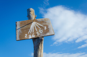 Una meridiana artigianale appesa ad un palo di legno segna l'ora sulla spiaggia di Pellestrina in...