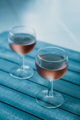 Verres de rosé frais pour l'apéro sur une table en bois
