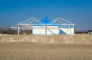 Uno stabilimento balneare con il tetto blu, chiuso per la stagione invernale, sulla spiaggia di Punta Sabbioni a Venezia