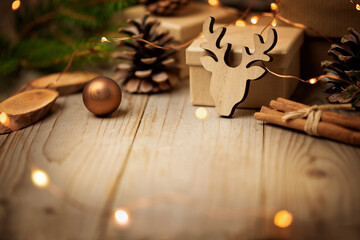Weihnachtskarte mit Textfreiraum. Natürliche Weihnachtsdekoration und nachhaltig verpackte Geschenke unter Christbaum auf Holz Hintergrund. Zero Waste Concept
- 539713045