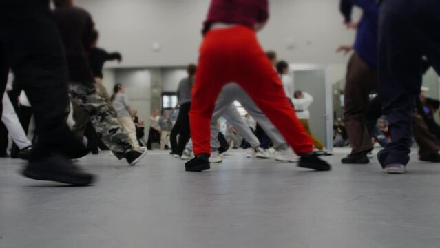 Master class on hip hop dancing in the studio