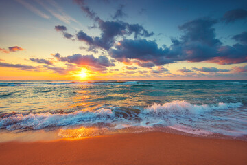 Prachtige zonsopgang boven de golven van de zee en het strand op tropisch eiland