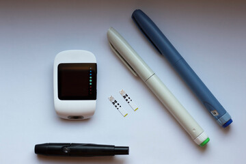 Glucose meter with syringe handles of long insulin and short insulin