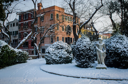 I giardini della biennale di Venezia coperti dalla neve in una giornata d'inverno