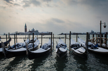 Le gondole ormeggiate nel bacino di San Marco  a Venezia, coperte dalla neve in una giornata...