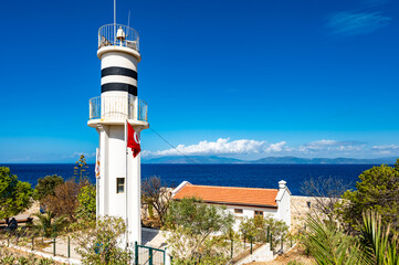 Fototapeta na wymiar white lighthouse on the shore