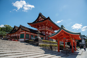 快晴の空と清水寺の門