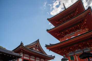 Fototapeta na wymiar 快晴の空と清水寺の門