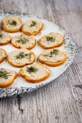 Toasts fait maison pour l'apéritif dans une assiette blanche